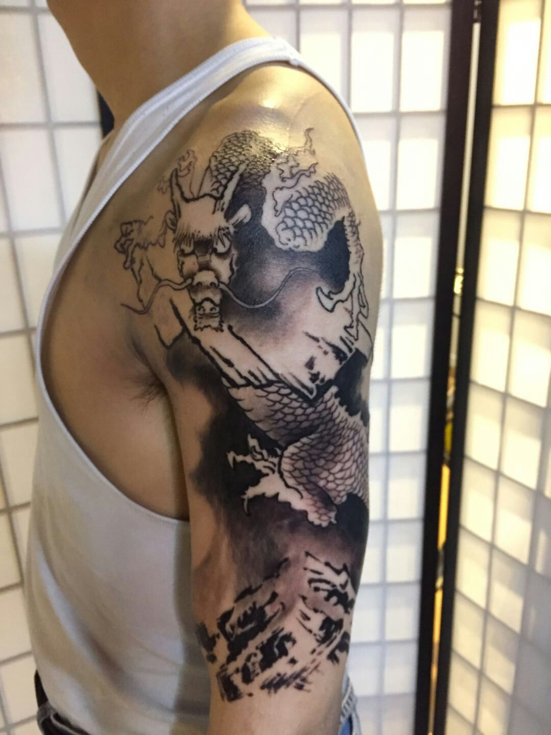 大臂非常立体的传统龙纹身图案